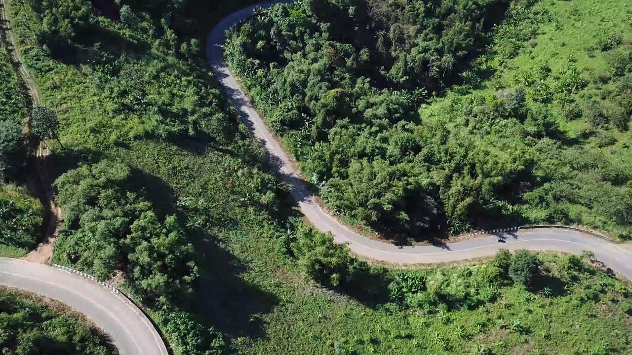 vista aérea de 4k de la carretera en la montaña en tailandia
