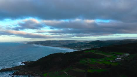 Puesta-De-Sol-Nublada-Sobre-La-Playa-De-Torradas-En-El-Pueblo-Costero-De-Malpica-De-Bergantinos-En-Coruña,-España