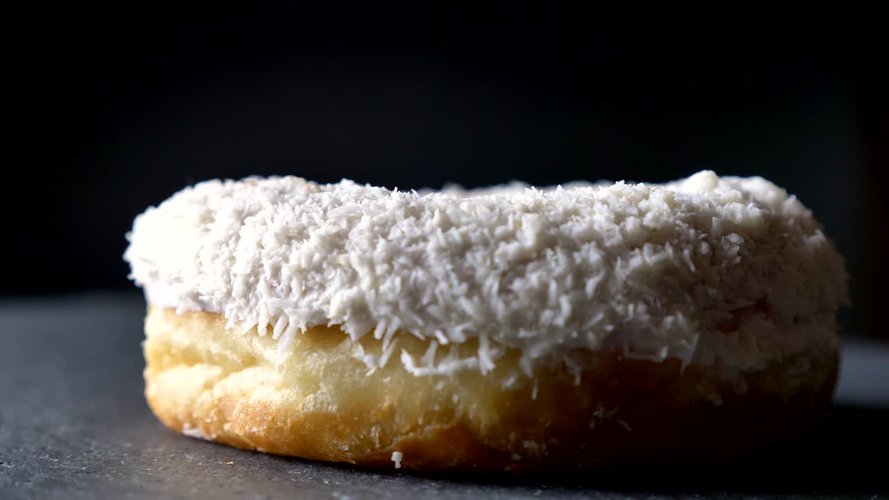 녹색 테이블 배경에서 천천히 회전하는 코코 과 함께 맛있는  도의 을 둘러싼 클로즈업.