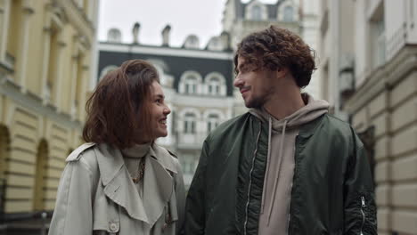 Pareja-Feliz-Riendo-Juntos-Al-Aire-Libre.-Mujer-Y-Hombre-Teniendo-Cita-En-El-Casco-Antiguo.