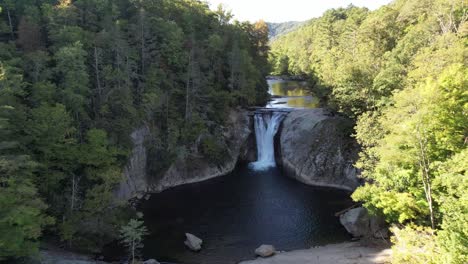 Caídas-Aéreas-Del-Río-Elk,-Hermosas-Pero-Mortales-Caídas-Cerca-De-Elk-Park-Nc,-Carolina-Del-Norte