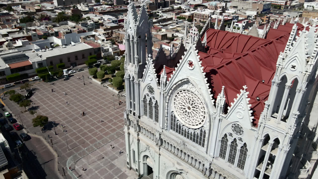 imponente arquitectura neogótica de la iglesia expiatoria del sagrado corazón de jesús en león, guanajuato, méxico