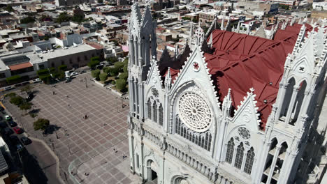 imponente arquitectura neogótica de la iglesia expiatoria del sagrado corazón de jesús en león, guanajuato, méxico