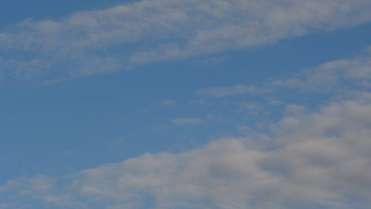 cielo azul con nubes blancas