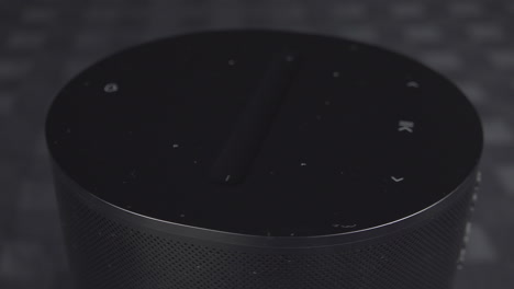 Close-up-view-of-the-Sonos-Era-100-on-a-rotating-table