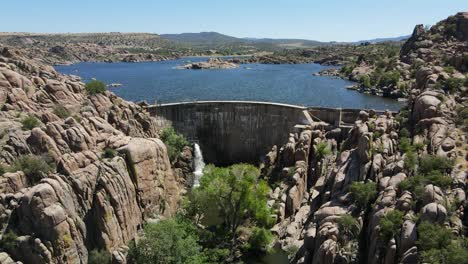 Vista-Aérea-De-La-Presa-De-Watson-Liberando-Agua,-Disparo-De-Dron-Ascendente,-Prescott,-Arizona