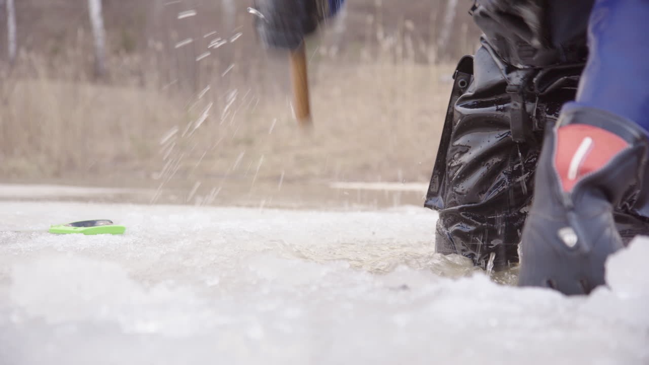 호수 얼음을 깨뜨리기 위해 사용된 얼음 도끼와 침투 다이빙을 위한 입구