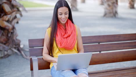 mujer de moda colorida trabajando en una computadora portátil