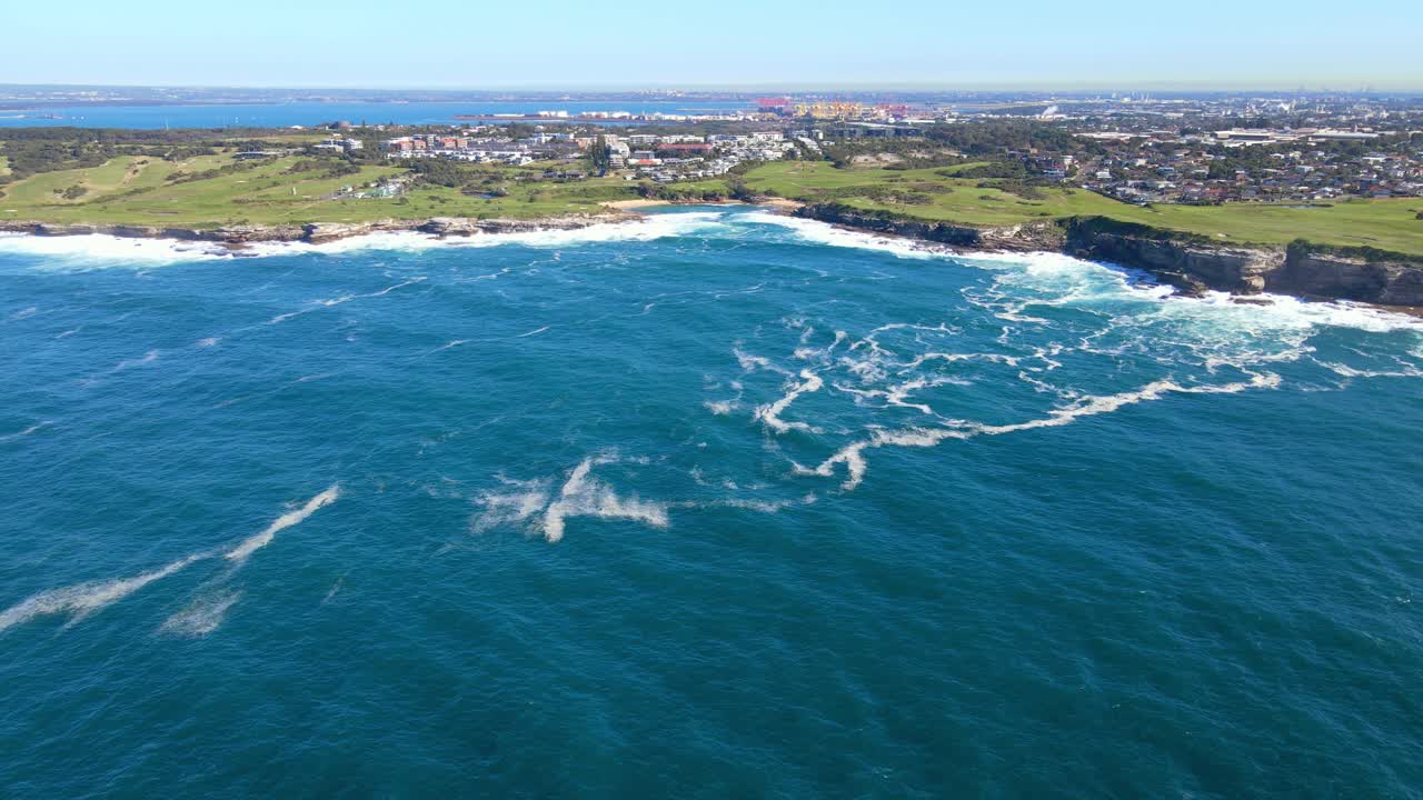paisaje urbano y pradera verde a la orilla del mar en little bay, nueva gales del sur, australia