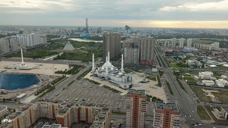 mezquita hazrat sultan, pirámide de la paz y la concordia, y monumento kazakh eli al anochecer en astana, kazajstán