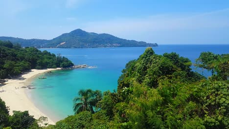 Ein-Versteckter-Strand-Irgendwo-In-Der-Nähe-Von-Phuket-–-Thailand,-Wunderschöne-Landschaft-Und-Atemberaubende-Ausblicke
