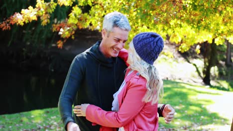 una pareja divirtiéndose en el parque.