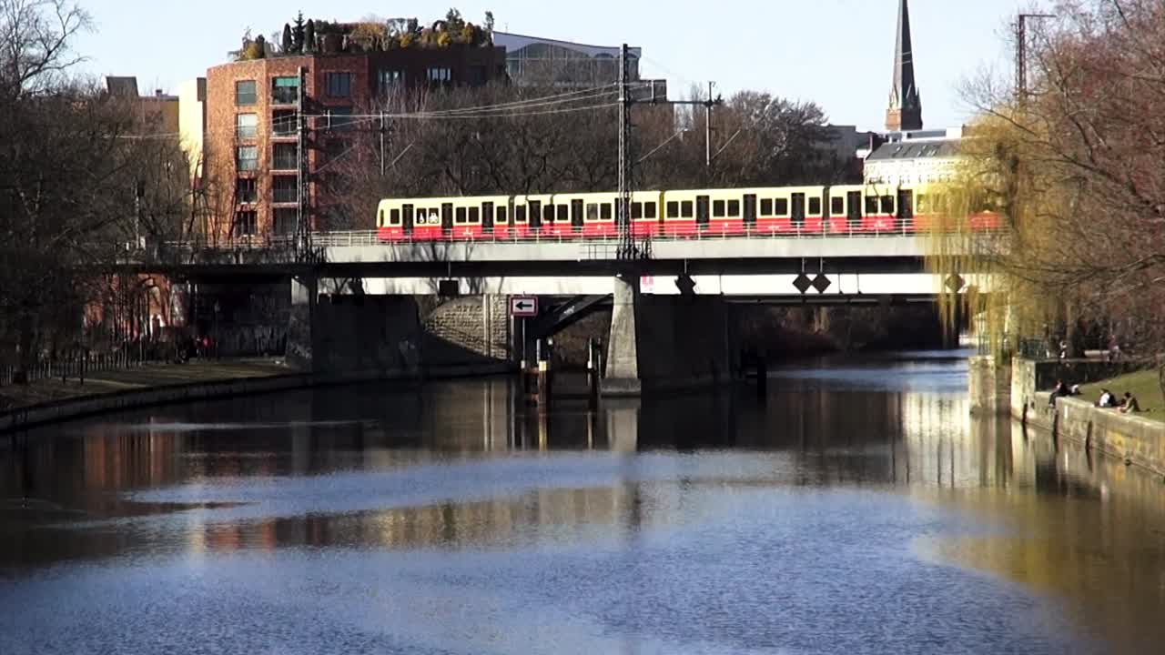Treno su un ponte a Berlino, HD