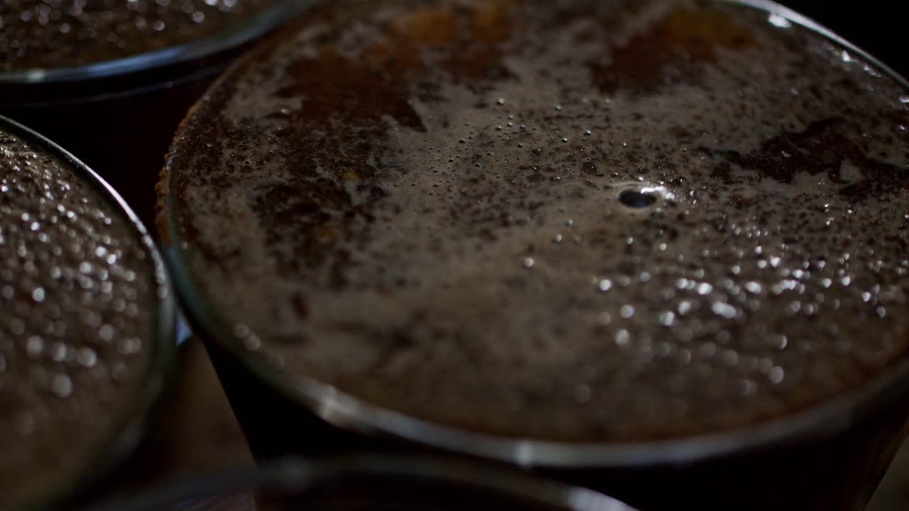 verter una taza de café fresco en un vaso en una cafetería, cerca