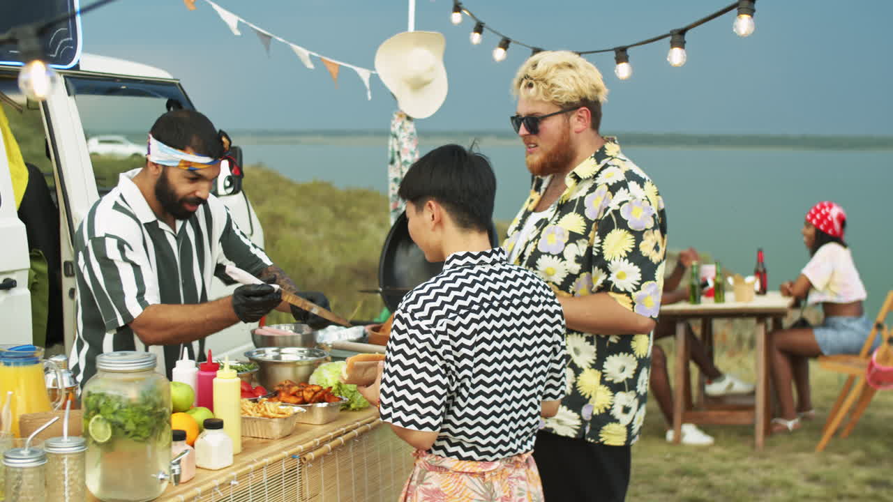 중동 음식 트럭 판매자 고객을 위해 핫도그를 만드는