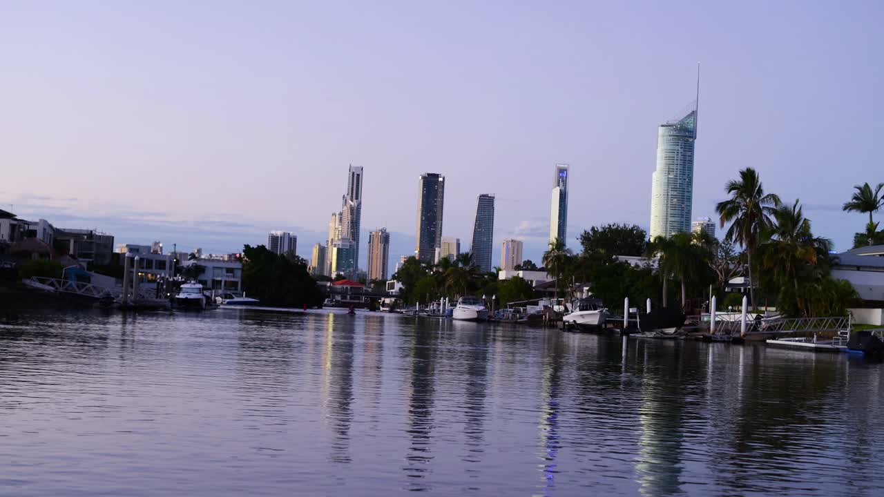 horizonte y vista del canal en gold coast, australia
