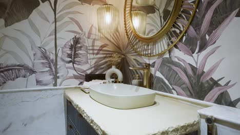 baño de lujo con interior de papel tapiz de naturaleza tropical