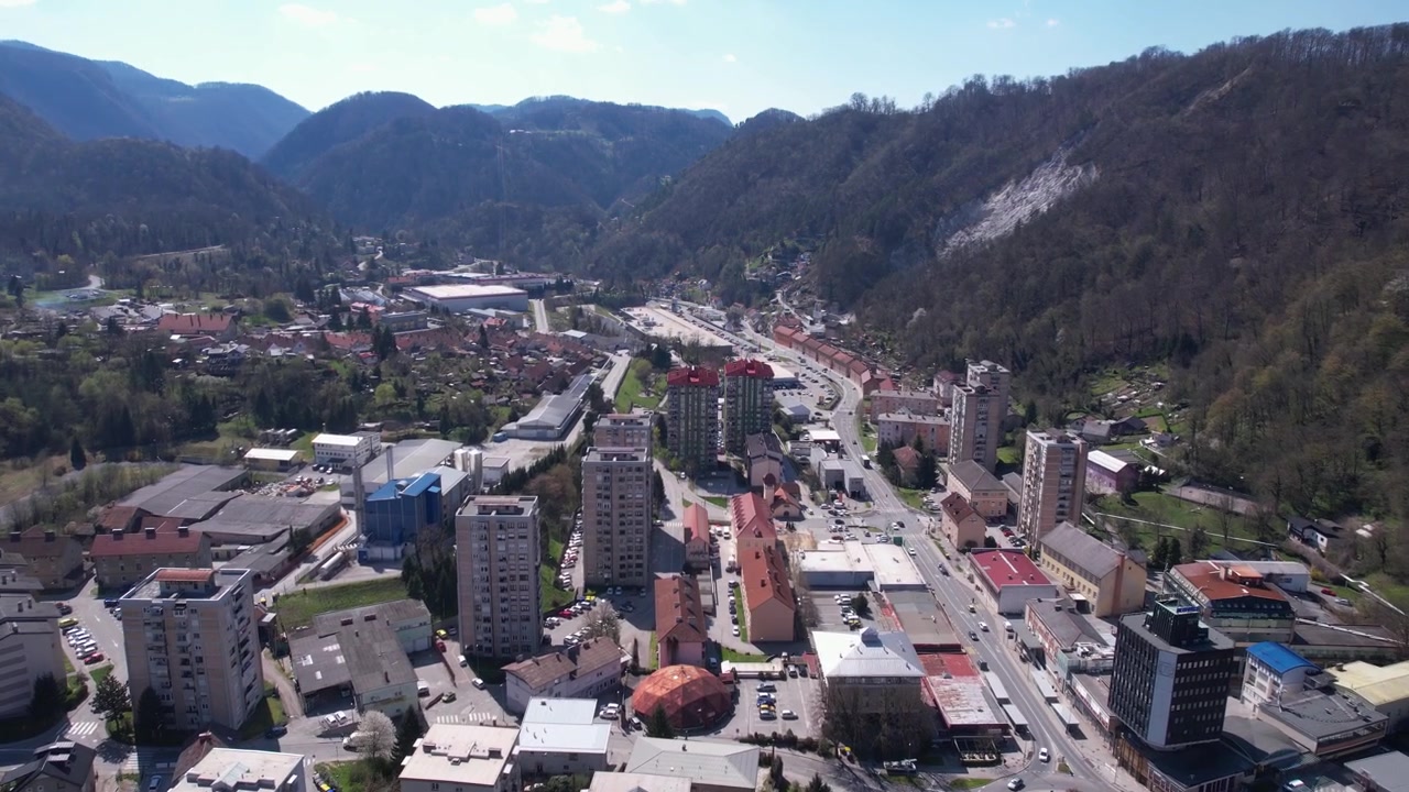 Trbovlje, Slovenya. Güneşli bir günde Ana Cadde ve binaların drone çekimi