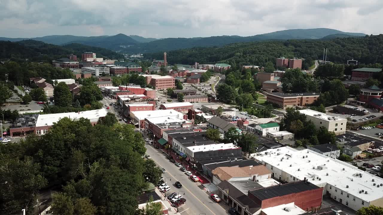 salida aérea sobre negocios a lo largo de king street en boone carolina del norte