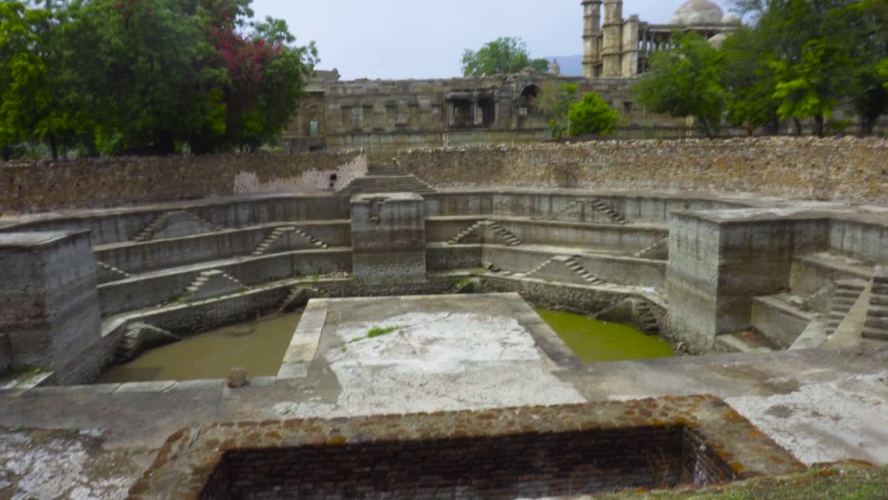 La Jami Masjid storica, conosciuta anche come moschea Jama, a Champaner, nello stato del Gujarat, India occidentale, fa parte del Parco Archeologico di Champaner-Pavagadh.