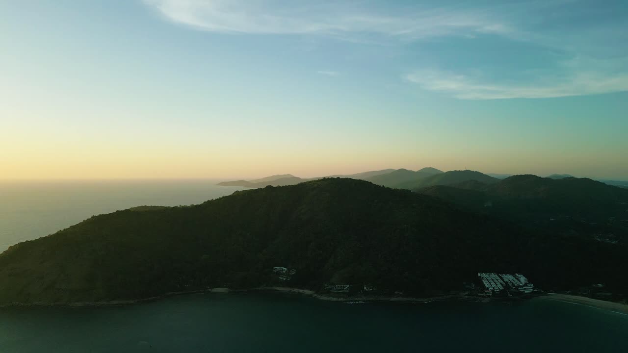 태국 푸켓에 있는 프롬테프 케이프의 아름다운 해변 위를 날아다니는 드론의 4k 영화 자연 항공 영상