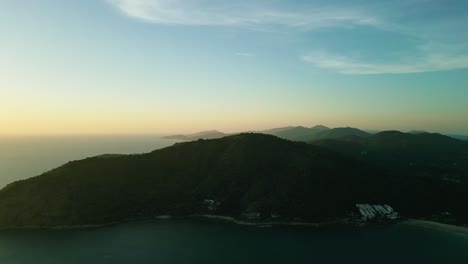 4K-Filmische-Naturluftaufnahmen-Einer-Drohne,-Die-Während-Des-Sonnenuntergangs-über-Die-Wunderschönen-Strände-Von-Kap-Promthep-In-Phuket,-Thailand,-Fliegt