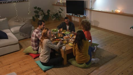 Millennial-erwachsene-Freunde-Feiern-Gemeinsam-Thanksgiving-Zu-Hause