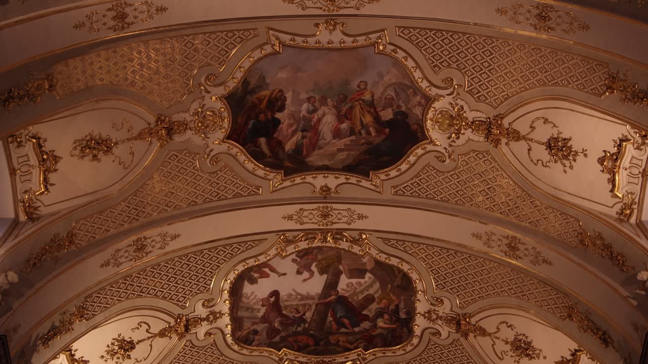 Bergamo, Itálie: zdobené malované klenby a duchovní dědictví uvnitř historické baziliky Santa Maria Maggiore.