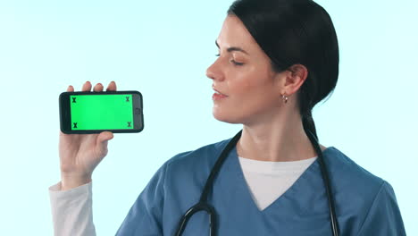 Green-screen-smartphone,-happy-woman