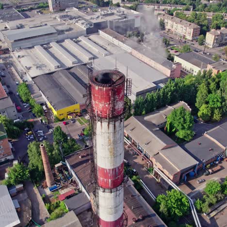 una ciudad con edificios residenciales y una gran tubería