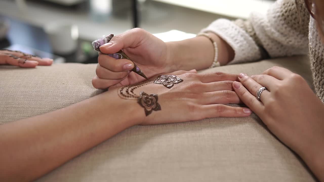 Applicazione del disegno all'henné sulla mano