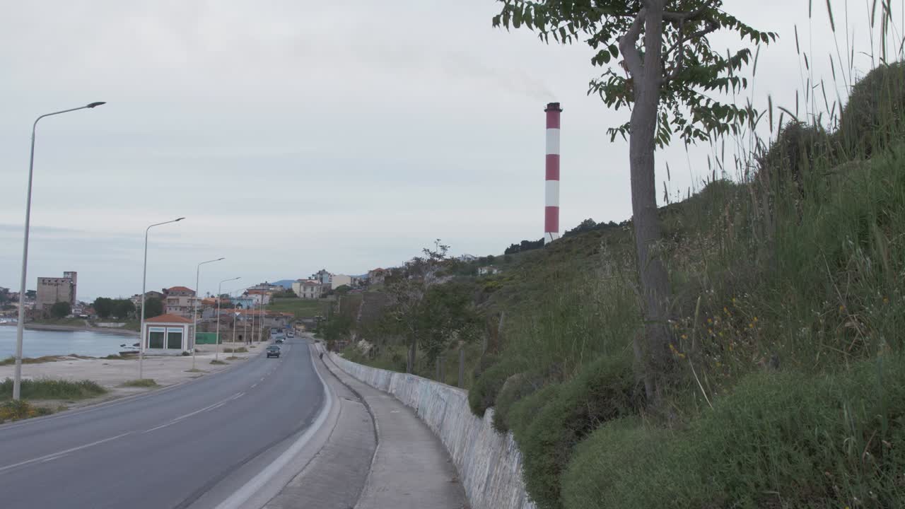 해변에서 공장 굴뚝 길가 와이드 샷