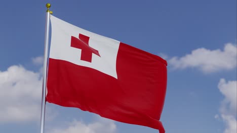 Bandera-De-Tonga-Moviéndose-En-El-Viento-Con-Un-Cielo-Azul-Claro-En-El-Fondo,-Nubes-Moviéndose-Lentamente,-Asta-De-Bandera,-Cámara-Lenta