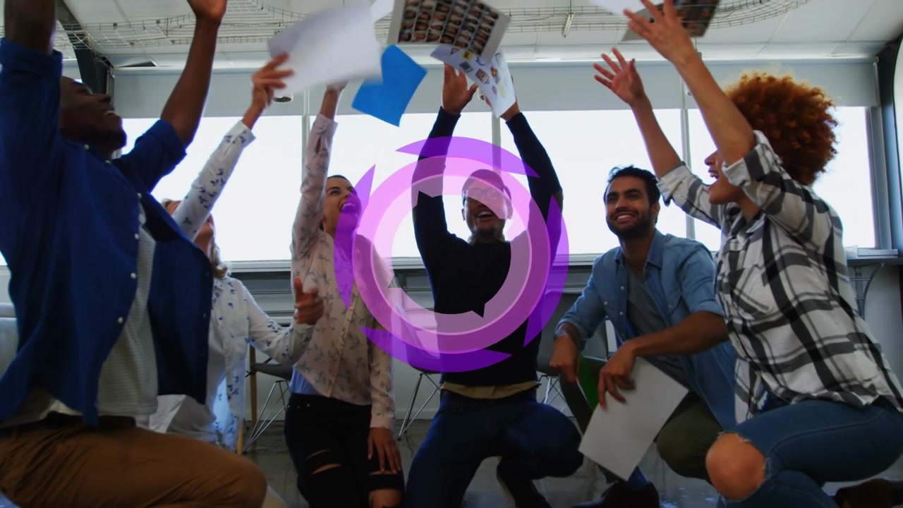 Animazione di forme viola su diversi professionisti in ufficio.