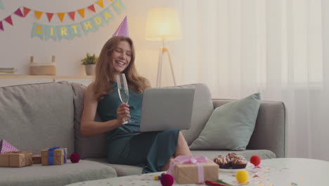 mujer celebrando su cumpleaños en línea