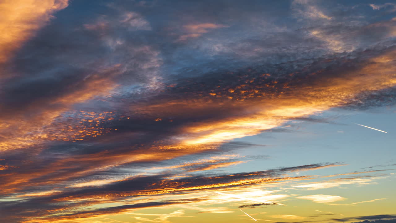 구름과 극적인 일몰 하늘