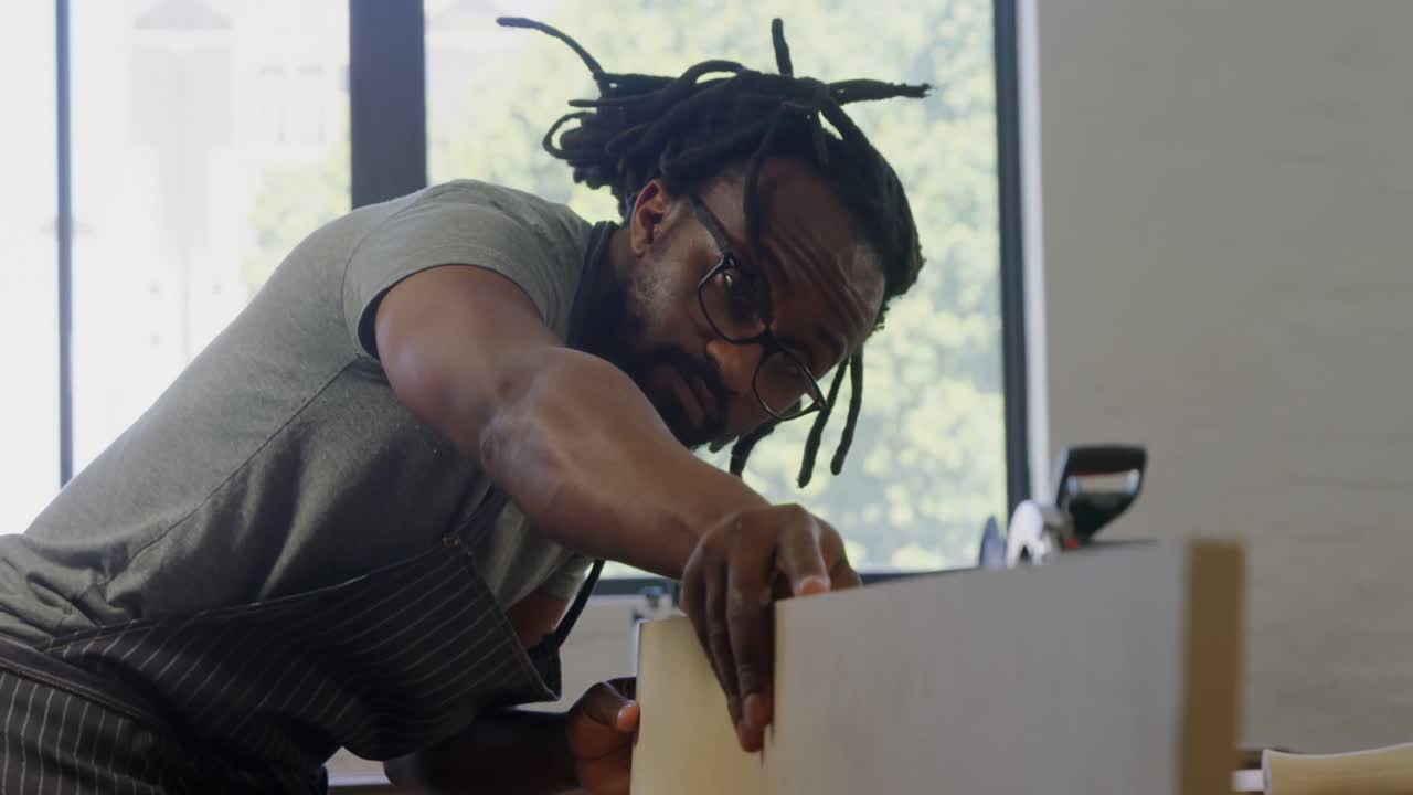 carpintero midiendo una tabla de madera 4k