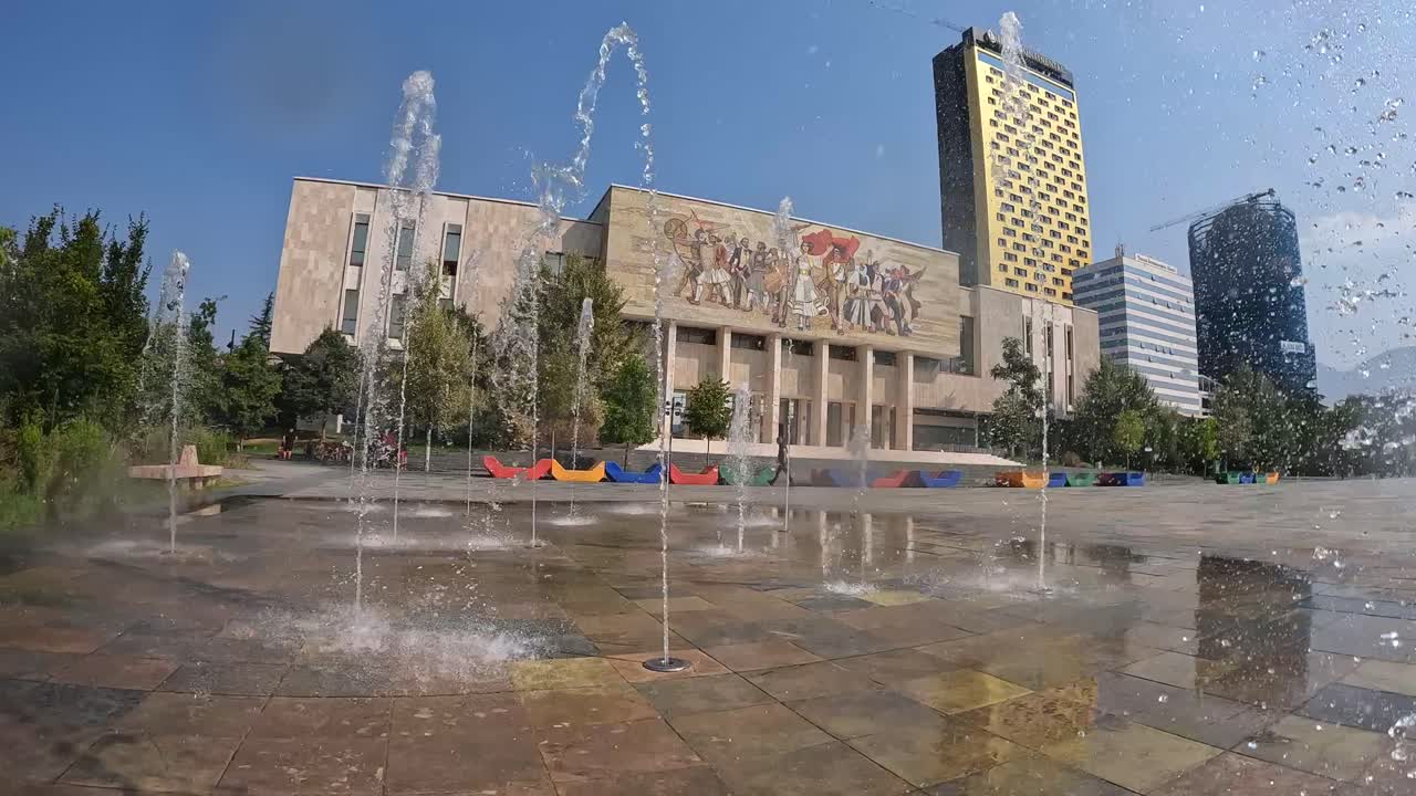 Paisaje urbano con fuente