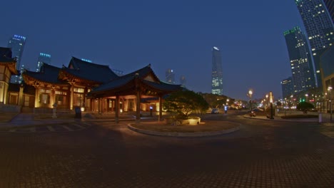 Nacht-Asiatische-Traditionelle-Nationalpark-Architekturgebäude-Am-Abend-Nachtstadt-Städtischer-Stil,-Chinesische,-Japanische,-Orientalische-Wolkenkratzer-Und-Konstruktionen-Weitwinkelansicht-Panorama