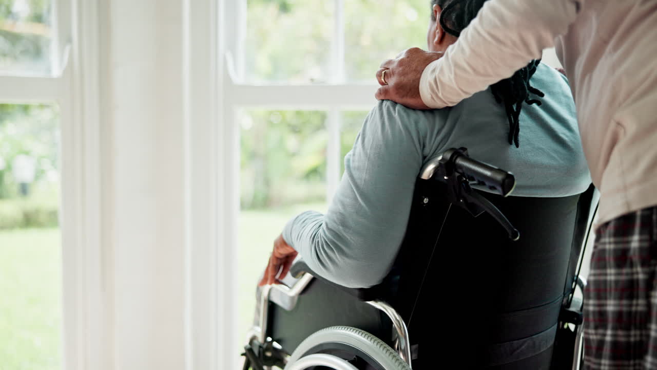 apoyo, café y mujer negra en silla de ruedas