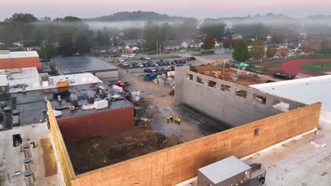 Equipo-De-Construcción-Trabajando-En-El-Sitio-De-La-Escuela-Americana