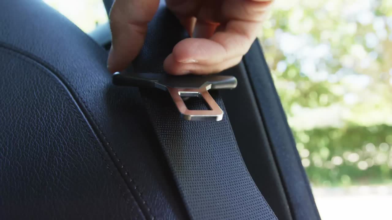 카우카시안 남자의 손 위에 기술 아이콘의 애니메이션 자동차 벨트 고정