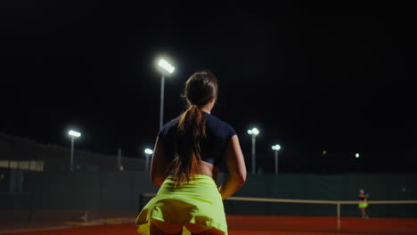 partido de tenis nocturno