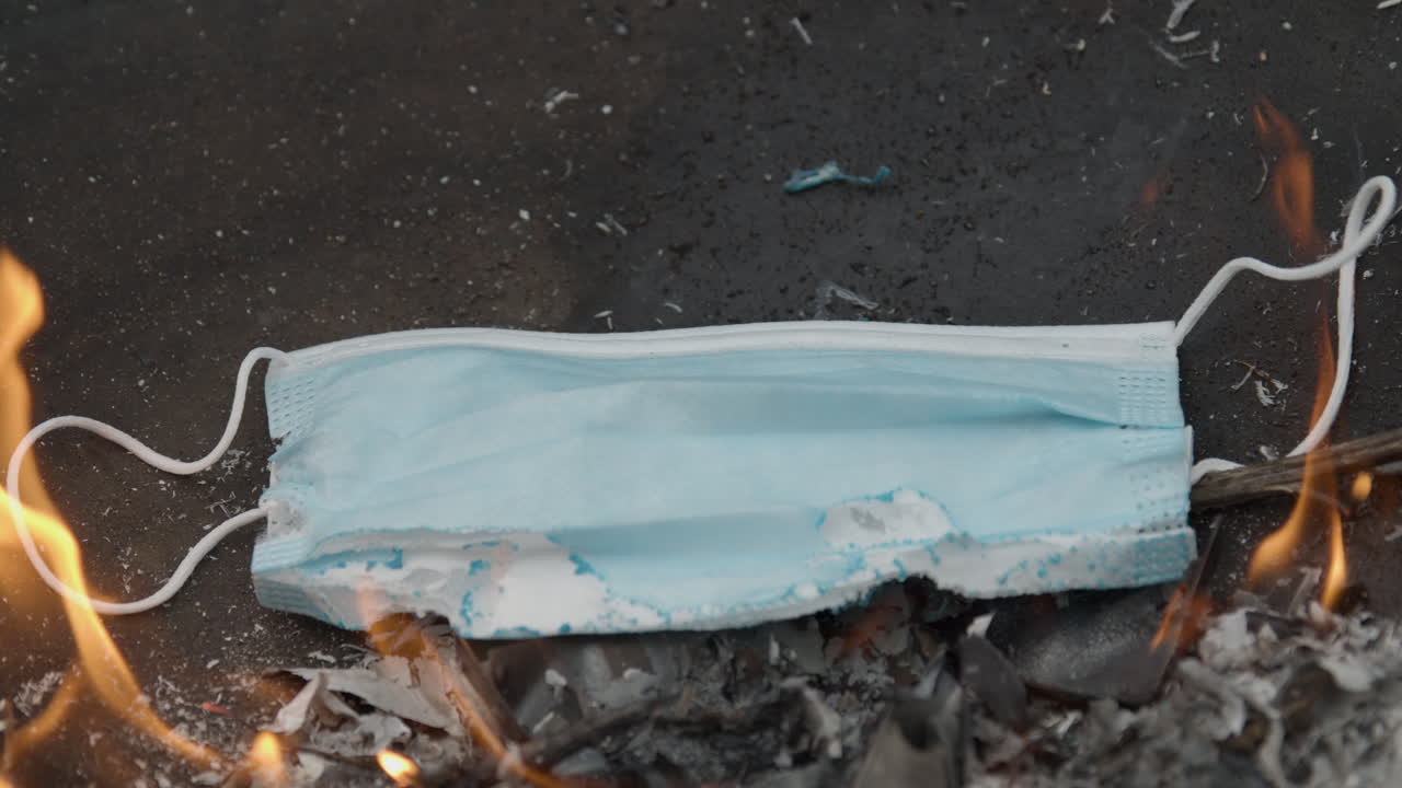 전염병이 끝날 때 화상 구덩이에서 갑자기 발화하는 covid-19 안면 마스크