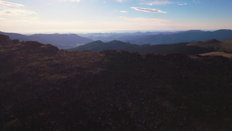 Filmische-Luftdrohne-Morgensonnenaufgang-Mount-Evans-Goliath-Denver-Chicago-Lakes-14er-Front-Range-Foothills-Rocky-Mountains-Idaho-Springs-Evergreen-Squaw-Pass-Echo-Bergsee-Vorwärts-über-Bewegung