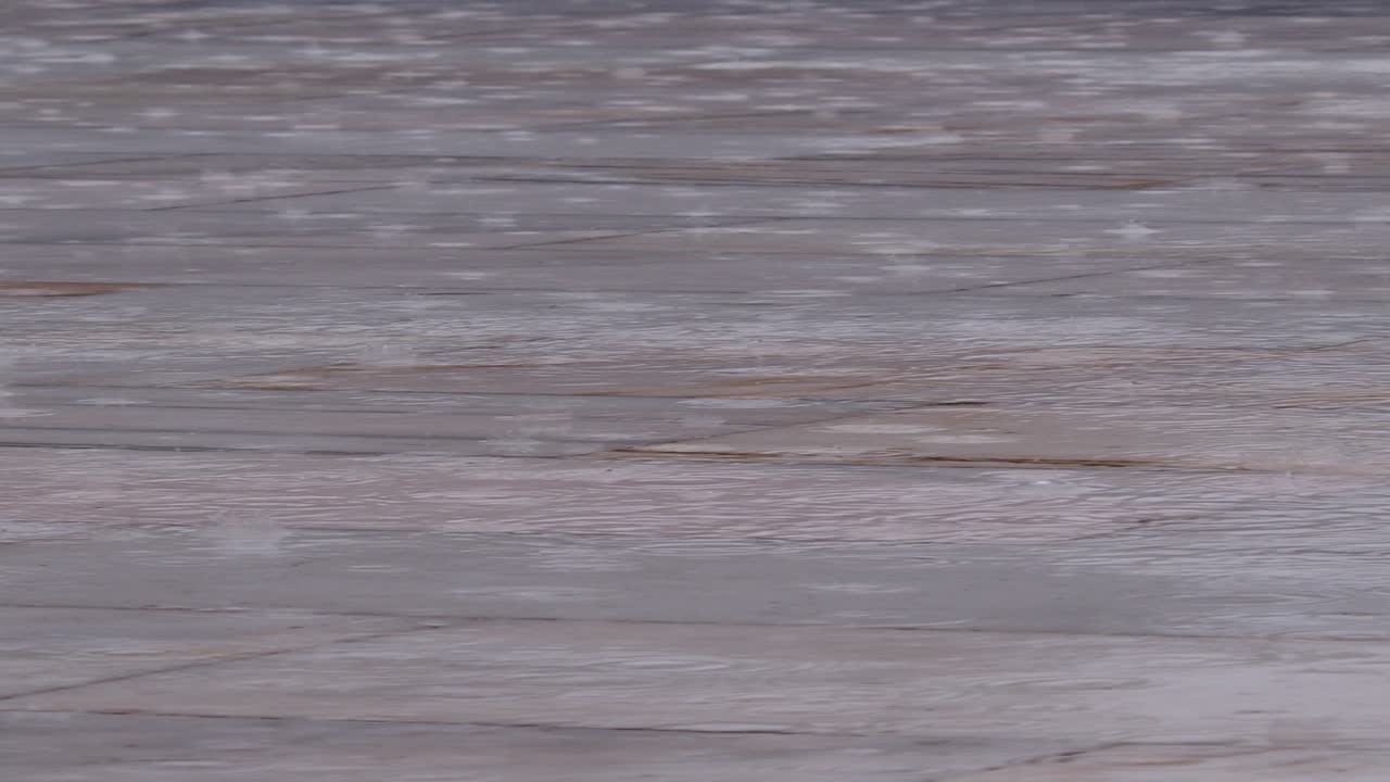 은 보행길에 떨어지는 비방울