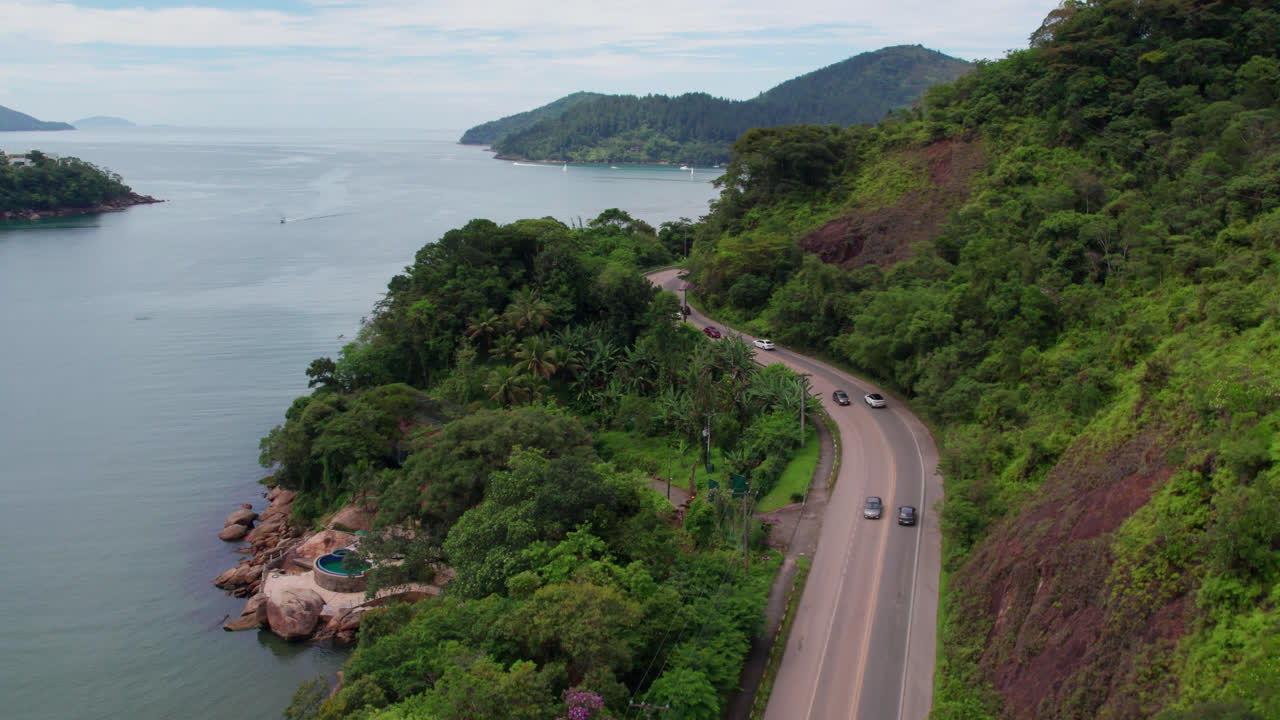hermoso paisaje en la costa de ubatuba, tráfico en la carretera costera, brasil
