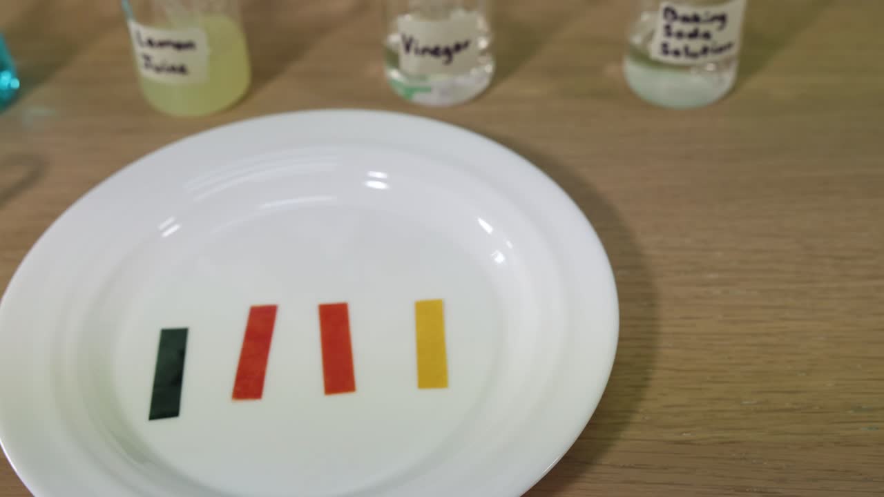 리크무스 종이는 다양한 가정용 액체에 반응합니다.