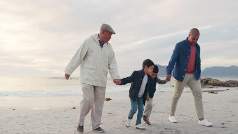 Chicos,-Tomados-De-La-Mano-Y-Caminando-En-La-Playa.