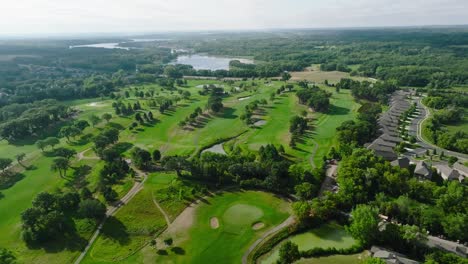 Luftdrohnenaufnahme-Eines-Golfplatzes-Mit-Mehreren-Golflöchern-Im-Blick